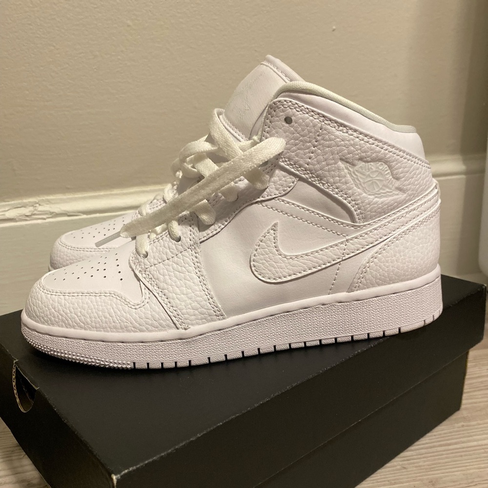White Air Jordan 1 Mid!!
